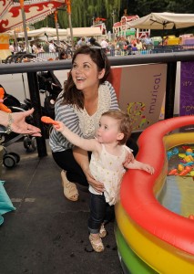 Tiffani Thiessen and daughter Harper